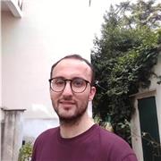 Studente universitario impartisce lezioni private di chimica agli studenti del liceo e agli studenti universitari