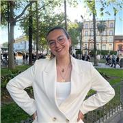 Estudiante de Educación Primaria, capacitada para enseñar sobre cualquier materia
