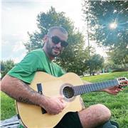 Apasionado por la música en general pero enamorado del Rock'n'Roll. 11 años de amor por el instrumento y un camino a los golpes