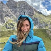 Profesora de Educación Física i Tècnica deportiva (especializada en zumba y classes dirigidas). Con conocimientos de deportes.