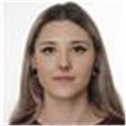 Profesora de atención a personas dependientes, apta para todas las edades.