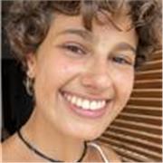 Profesora que imparte clases a niños de Primaria y primeros años de la ESO