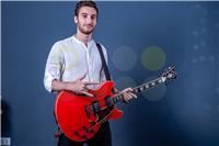 Diplomato al cpm offre lezioni di chitarra per tutte le età e tutti i livelli