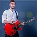 Diplomato al cpm offre lezioni di chitarra per tutte le età e tutti i livelli