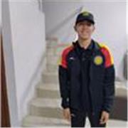 Coach de entrenamiento funcional imparte clases a personas de 15 años en adelante