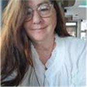 Profesora de enseñanza primaria imparte clases para mejorar la lectoescritura