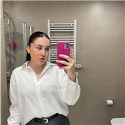 Chica estudiante que tiene bachillerato y enseña a niños de primaria o eso