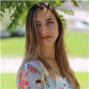 giovane laureata spartisce lezioni per istituti tecnici e superiori, licei e scuole private