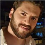 Mi chiamo Giovanni e sono qui per aiutarti a padroneggiare lo spagnolo in modo divertente e dinamico, su misura per te.