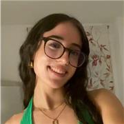 Soy una chica de 18 años que acaba de terminar bachillerato y ha practicado diversos deportes, destacando natación.