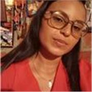 La Profesora de Sociales imparte clases a niños de Secundaria Básica