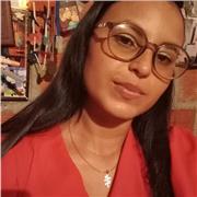 La Profesora de Sociales imparte clases a niños de Secundaria Básica