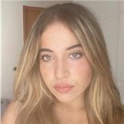 studentessa universitaria disposta ad aiutare studenti di scuole elementari nei compiti