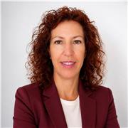 Profesional creativa y comunicativa, especializada en marketing digital, impartiendo clases prácticas a estudiantes, emprendedores