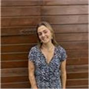 Soy profesora de educación primaria con especialidad en educación física. También tengo un máster en psicopedagogía.