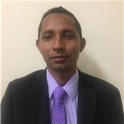 Profesor de inglés imparte clases a niños y adultos