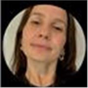 Profesora de español imparte clases con metodología Montessori a niños y niñas