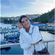 Profesora de inglés imparte clases particulares a primaria