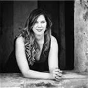 Lezioni di canto per tutti i livelli e generi (canto pop/jazz/lirico). Diplomata al Conservatorio in canto jazz e lirico. Professionista nel settore