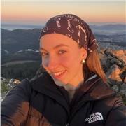 Profesora de todas las materias imparte clases a niños de primaria y eso