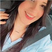 Profesora joven dinámica interesa en impartir conocimiento a alumnos de cualquier parte del mundo para mejorar su idioma