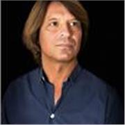 Mag.Art Absolvent Akademie der bildenden Künste Wien, unterrichtet kreativ, zeichnen, abstrakte Malerei, gravieren