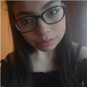 Profesora de Inglés y Lenguaje imparte clases a niños y jóvenes