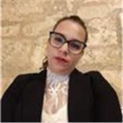 Profesora titulada en Marketing e investigación de mercados.