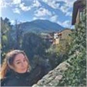 Hola! Me llamo Mar y estudié filosofía. En el instituto, se me daban muy bien las letras, la historia y la filosofia así que podría ayudarte con todo eso. Si te cuesta el inglés, también puedo echarte una mano (tengo el certificado del advanced del britis
