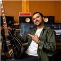 Chitarrista professionista, laureato in pop\jazz, impartisce lezioni ad allievi principianti, intermedi e avanzati