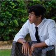 Profesor jóven de inglés con clases interactivas y divertidas para niños desde 5 a 15 años