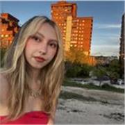 Instructora de pilates, clases dinámicas y amenas para todos los niveles, enfocadas en mejorar tu fuerza, postura y bienestar.