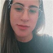 Profesora de dibujo imparte clases a personas de todas las edades