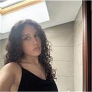 studentessa di 20 anni (semestre filtro di medicina) diplomata al liceo scientifico che studia per prendere il c1 di inglese