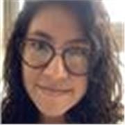 Profesora de español imparte clases a niños y adultos