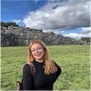 Profesora de artes plásticas y visuales imparte clases virtuales a estudiantes de primaria y secundaria