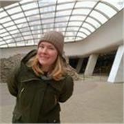 Nativa inglesa, ex actriz, profesora con energía. Aprende a comunicarte de verdad, no solo a aprobar.