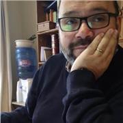 Periodista y Magister en Historia, con experiencia en investigación y docencia universitaria