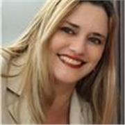 Profesora de Psicología y materias sociales, con experiencia universitaria.