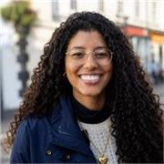 Professora de português para estrangeiros com metodologia prática e comunicativa.