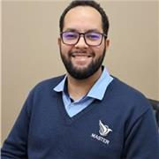 E aí, pessoal! Eu sou o Flavio 😄
Tenho mais de 10 anos de experiência ensinando inglês e criando materiais que realmente aceleram