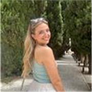 He trabajado como profesora de inglés y francés para academias y alumnos particulares. También  he trabajado como consultora. 