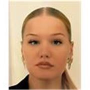 Je suis actuellement étudiante en communication à Paris. Je suis bilingue en anglais, mon père est Sud-Africain.