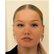 Je suis actuellement étudiante en communication à Paris. Je suis bilingue en anglais, mon père est Sud-Africain.