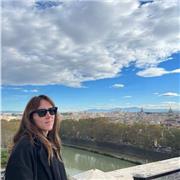 Docente di diritto impartisce lezioni a studenti del liceo e dell'università