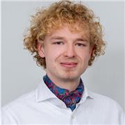 Hallo, mein Name ist Jonas, Biotechnologe B.Sc. und ausgebildeter BTA. Ich unterrichte Biologie & Chemie mit praktischem Wissen