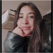Profesora de ingles imparte clases a niños de todas las edades