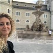 Sociologa e psicologa impartisce lezioni private a studenti di scuola secondaria e universitari in materie sociali e psicologia.