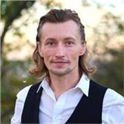 Soy profesor de música y cantante con formación superior en educación musical y amplia experiencia en el escenario