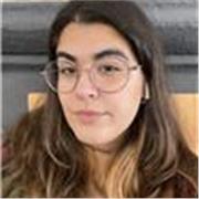 Estudiante universitaria con amplios conocimientos de muchas asignaturas. 